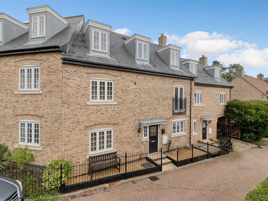 5 bed town house for sale in Gladstone Drive, Fairfield SG5, £495,000
