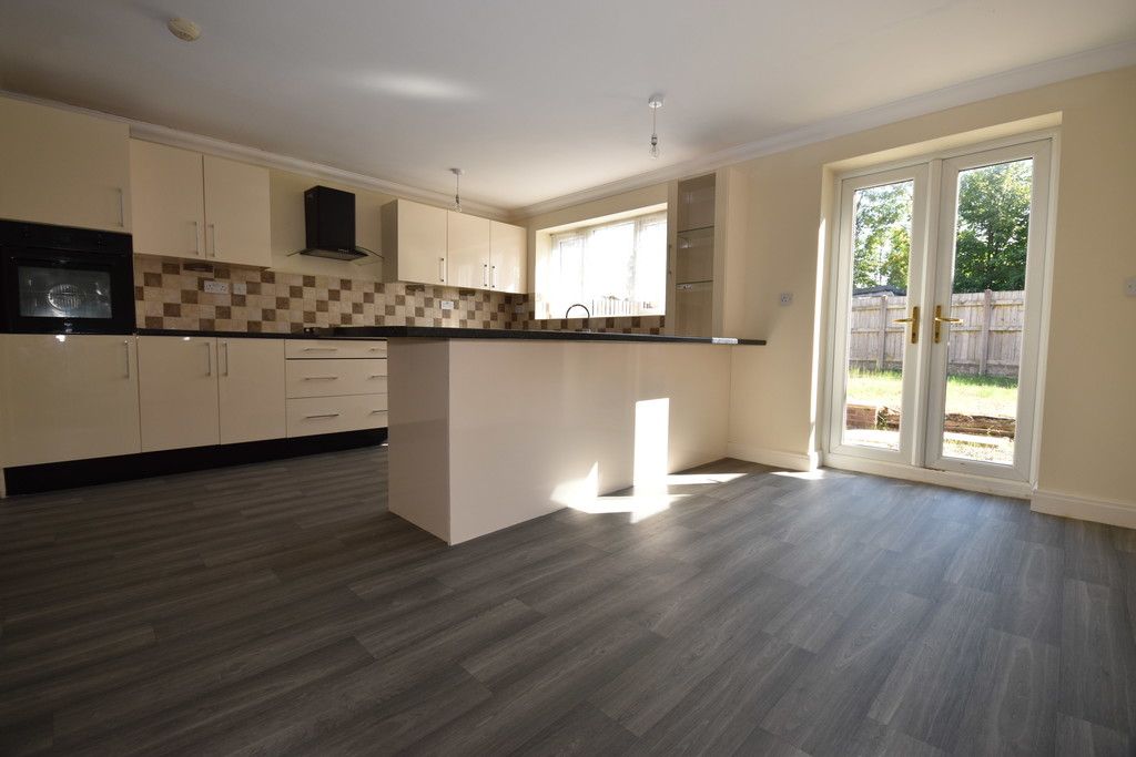 4 bed detached house to rent in Meanwood Avenue, Blackpool FY4, £1,350 pcm