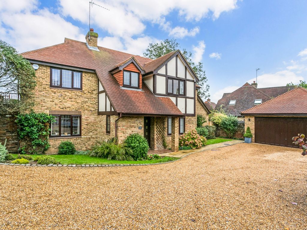 5 bed detached house for sale in Kinghorn Park, Maidenhead SL6, £1,495,000