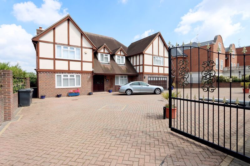 5 bed detached house to rent in Manor Road, Chigwell IG7, £5,750 pcm