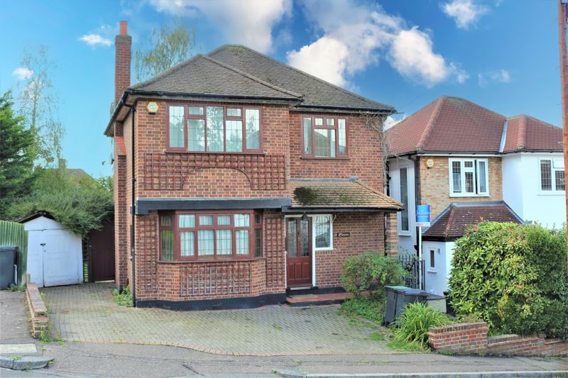 3 bed detached house for sale in Dacre Close, Chigwell IG7, £900,000