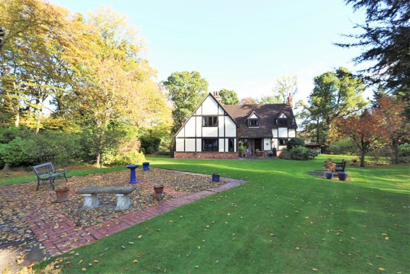 4 bed detached house for sale in Stradbroke Drive, Chigwell IG7, £1,695,000