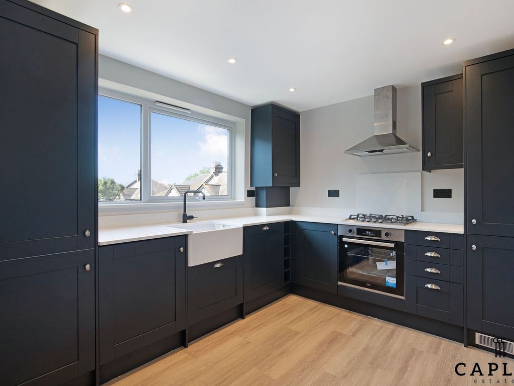 2 bed flat for sale in Higham Road, Woodford Green IG8, £390,000