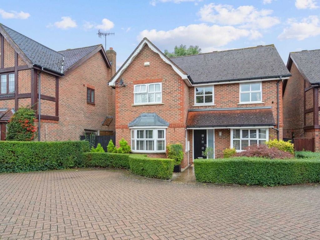 4 bed detached house for sale in Elmhurst Close, Bushey WD23, £995,000