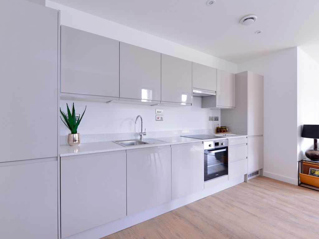 2 bed flat to rent in Thackeray Lane, Godalming, Surrey GU7, £1,700 pcm