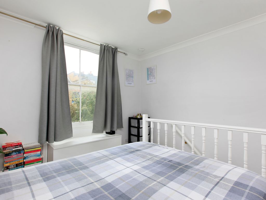 2 bed flat for sale in Gosberton Road, Balham, London SW12, £700,000