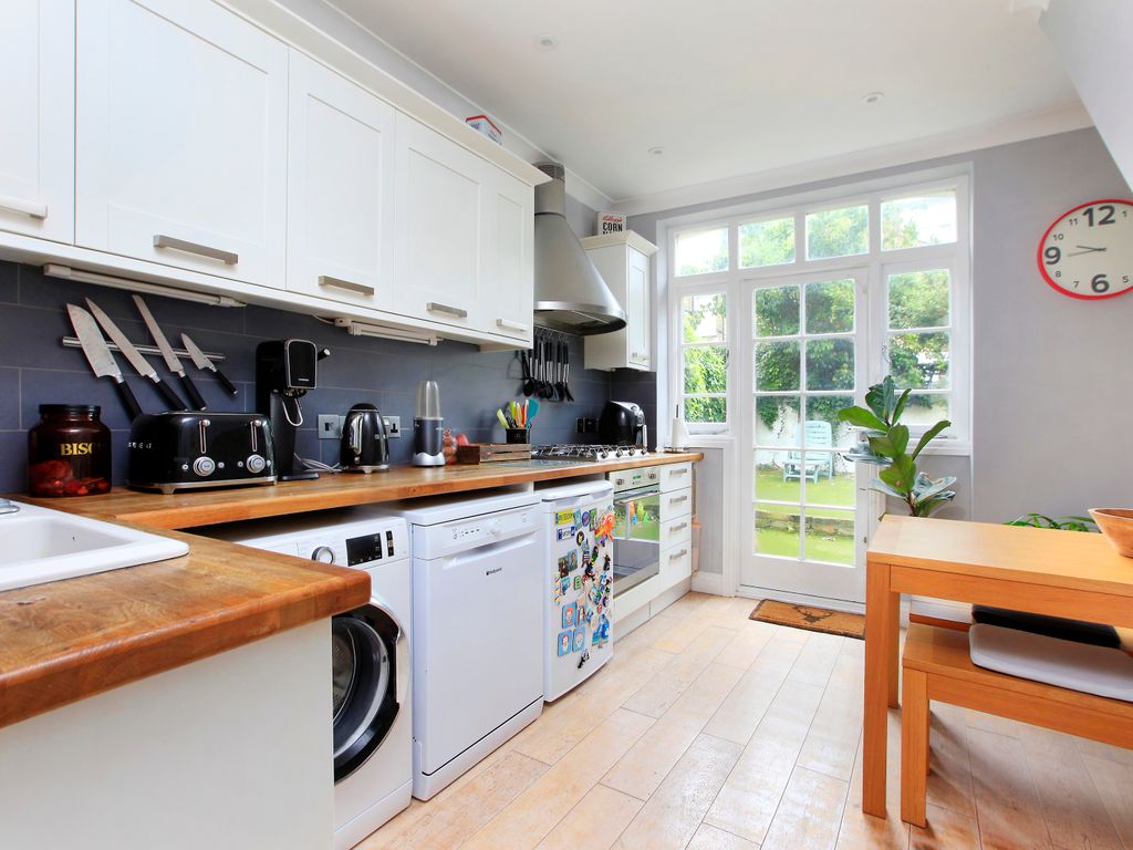 2 bed flat for sale in Gosberton Road, Balham, London SW12, £700,000