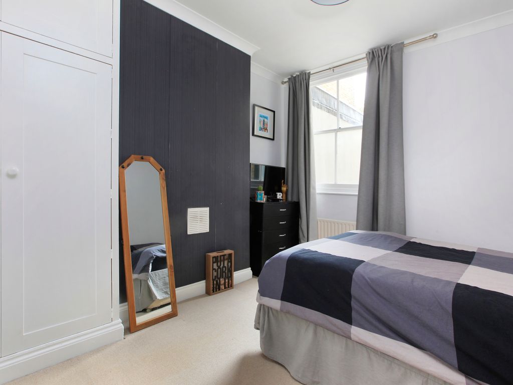 2 bed flat for sale in Gosberton Road, Balham, London SW12, £700,000