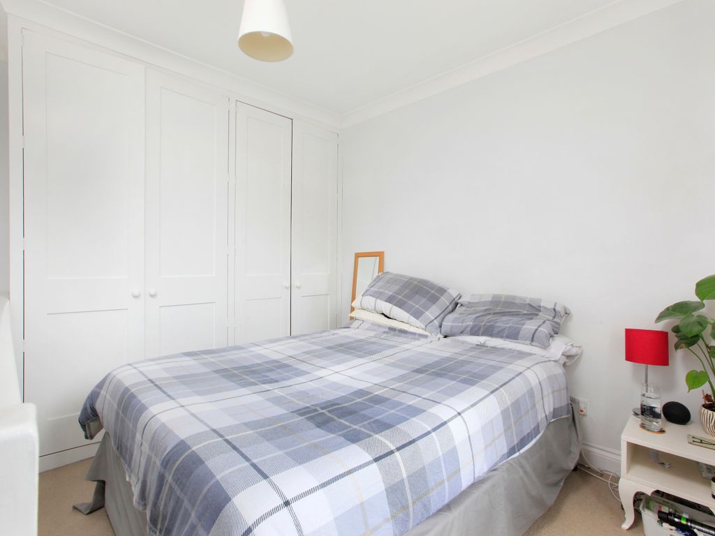 2 bed flat for sale in Gosberton Road, Balham, London SW12, £700,000