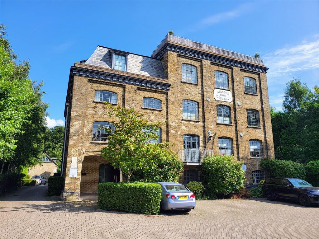 2 bed flat for sale in Chain Free - Kents Lane, Standon, Herts SG11, £450,000