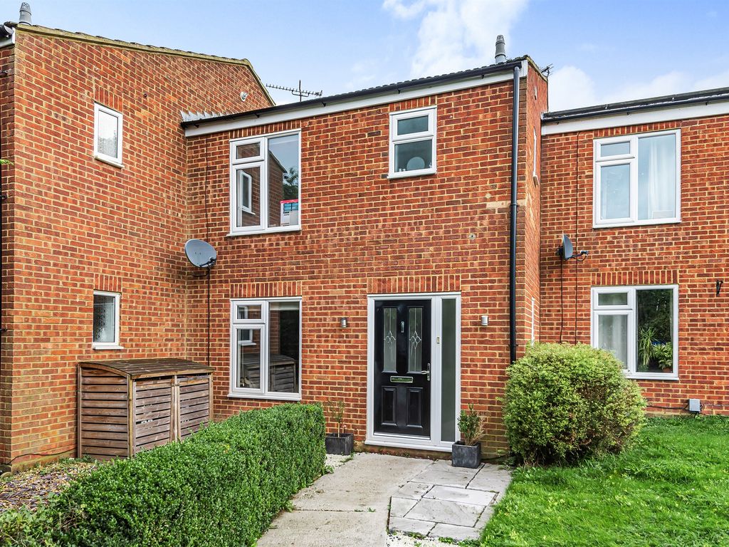 3 bed terraced house for sale in Elizabeth Drive, Tring HP23, £425,000