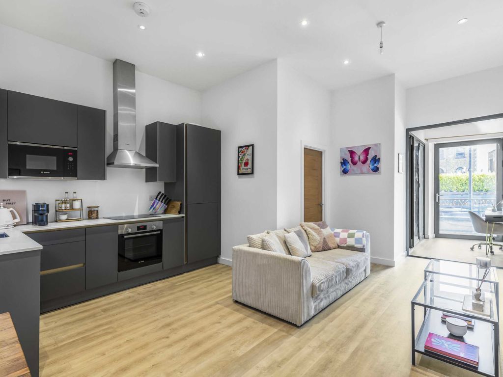 1 bed flat for sale in Balham High Road, London SW12, £425,000