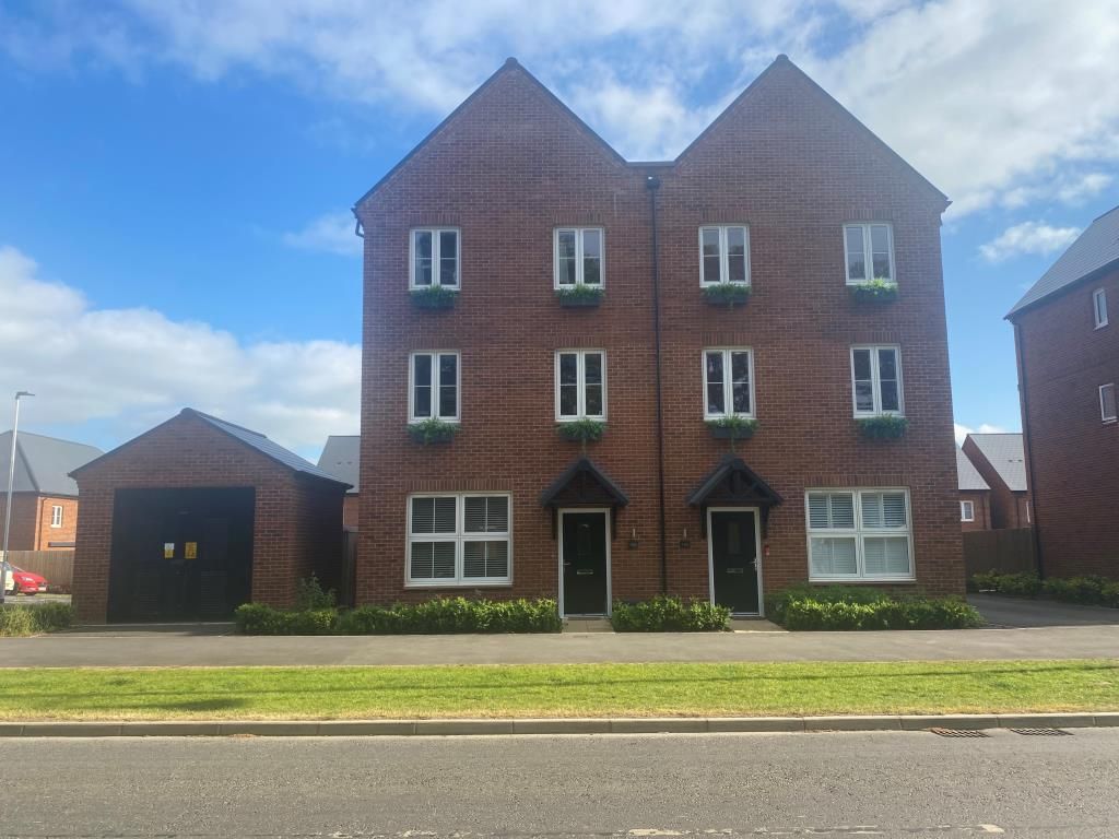 4 bed town house for sale in Upper Heyford, Oxfordshire OX25, £425,000