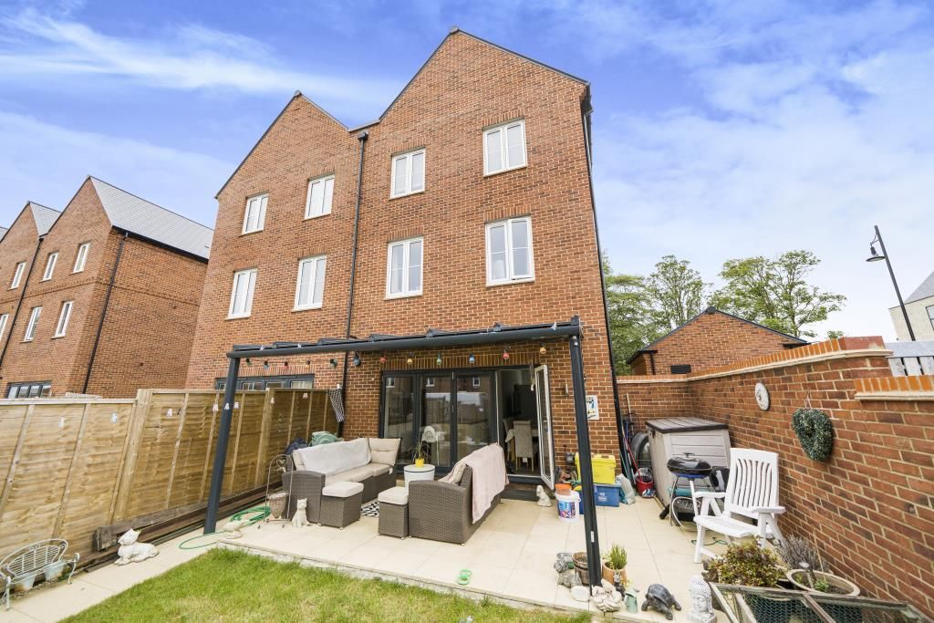 4 bed town house for sale in Upper Heyford, Oxfordshire OX25, £425,000