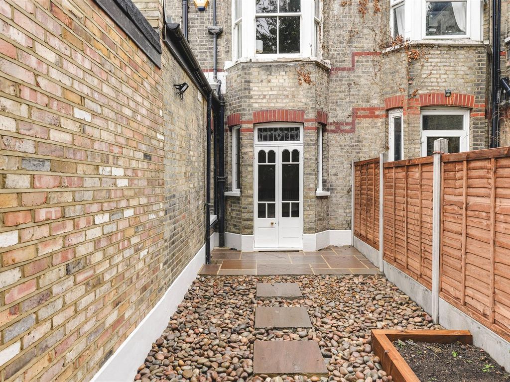 2 bed flat for sale in Cleveleys Road, London E5, £650,000
