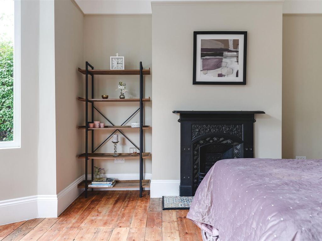 2 bed flat for sale in Cleveleys Road, London E5, £650,000