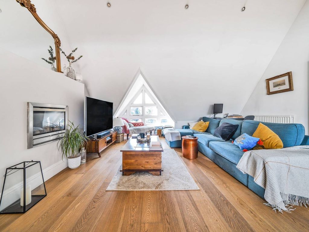 2 bed flat for sale in Grove Park Road, Grove Park, London W4, £850,000