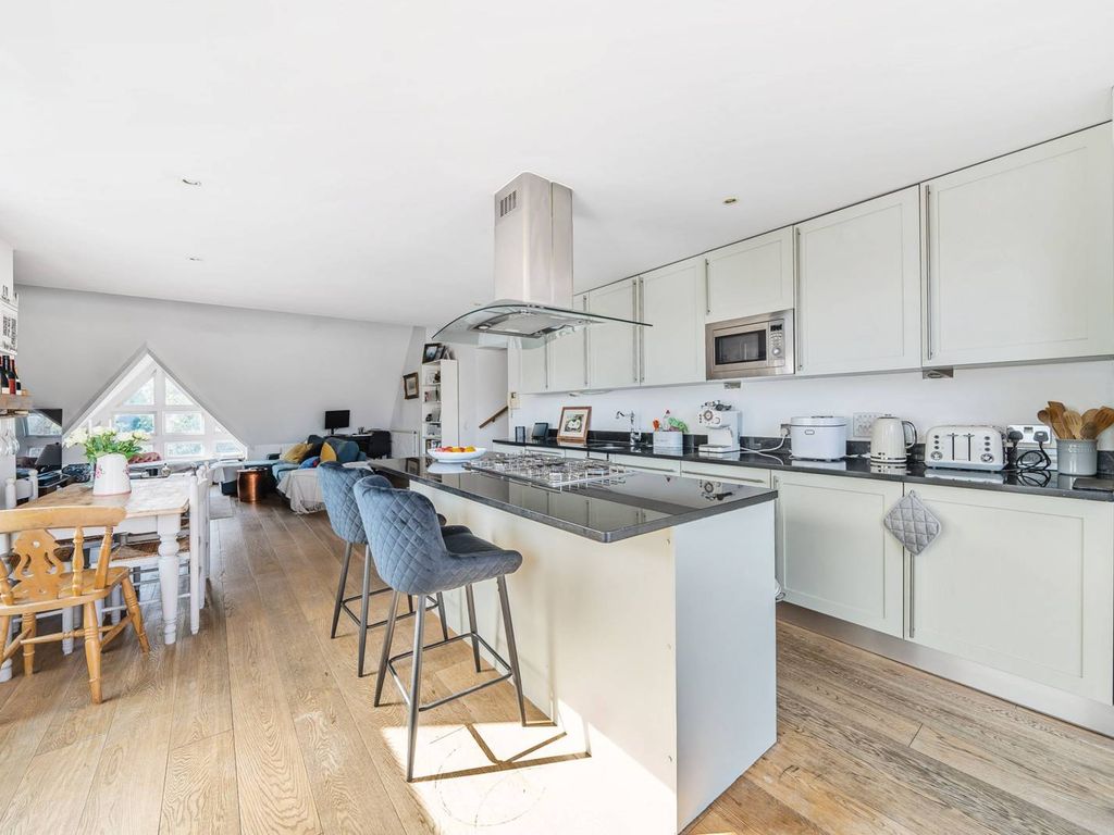 2 bed flat for sale in Grove Park Road, Grove Park, London W4, £850,000