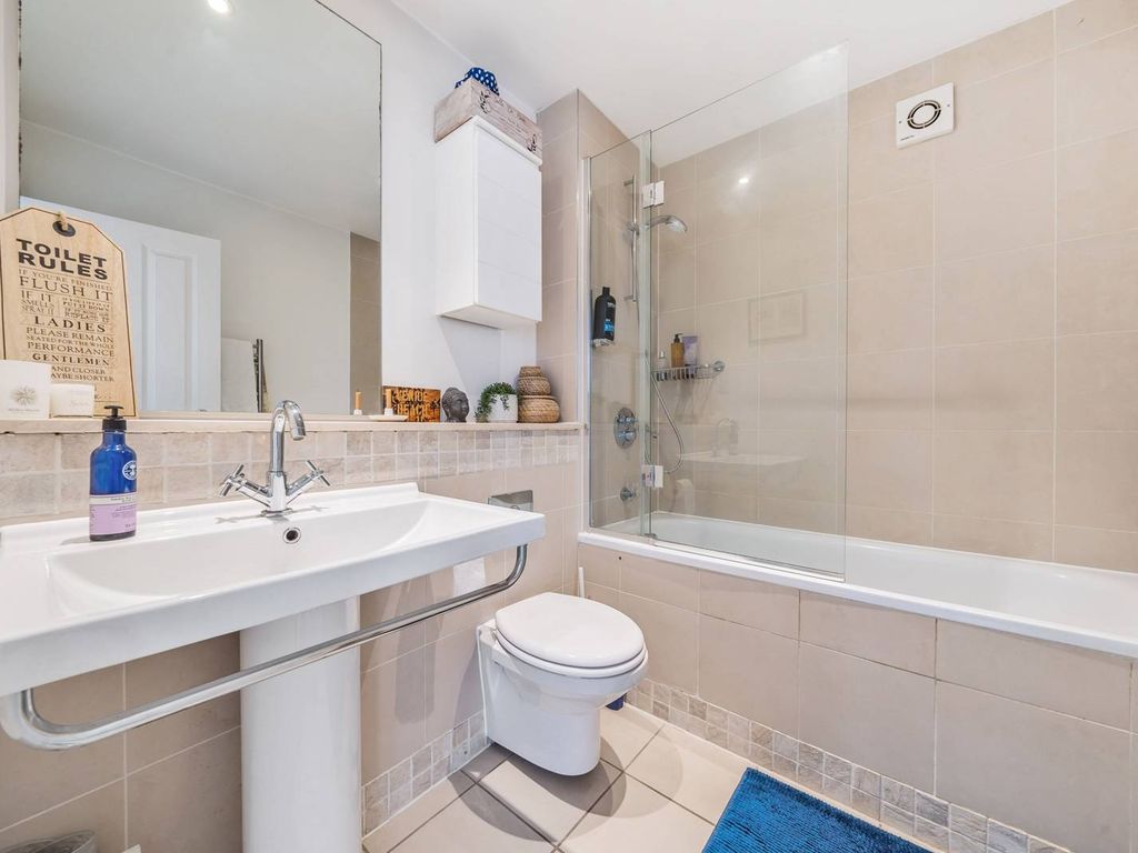 2 bed flat for sale in Grove Park Road, Grove Park, London W4, £850,000