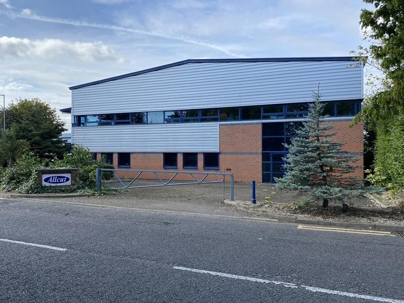 Light industrial to let in Triangle Business Park, Quilters Way, Stoke Mandeville, Aylesbury, Buckinghamshire HP22, £95,000 pa
