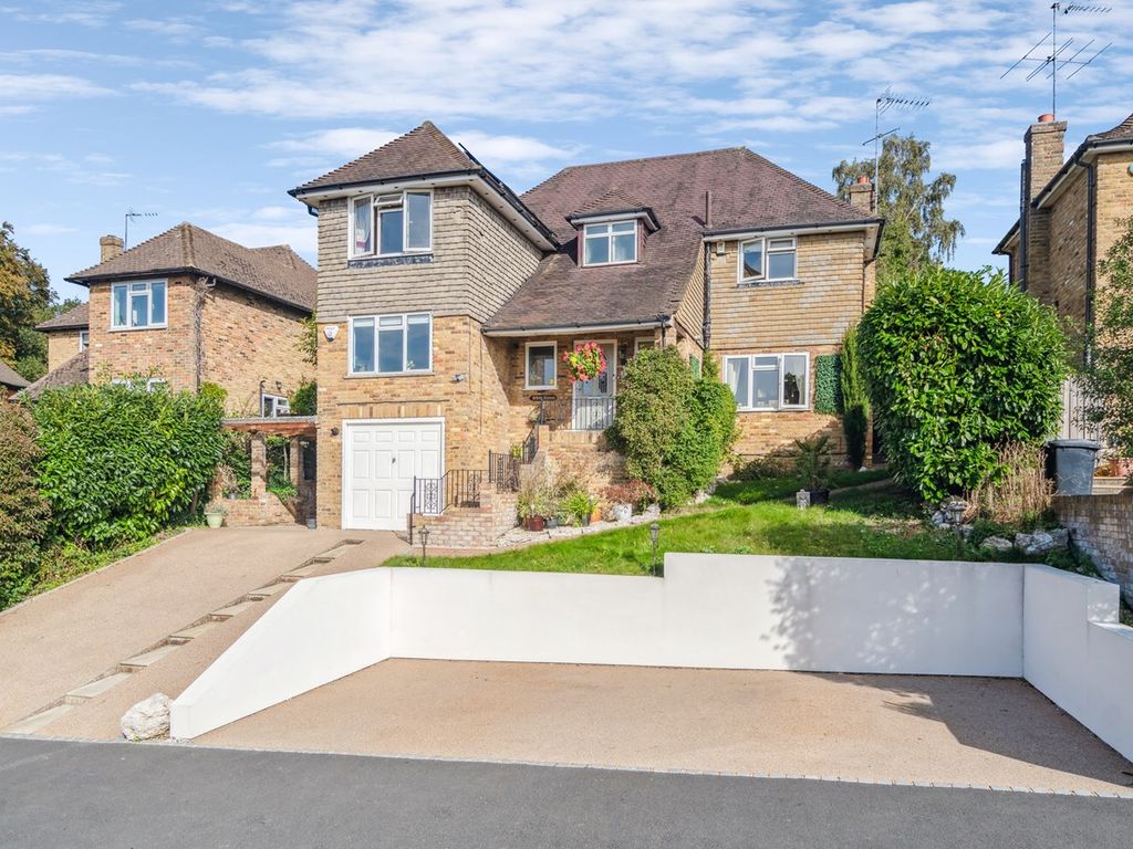 4 bed detached house for sale in Pheasant Walk, Chalfont St Peter, Gerrards Cross SL9, £1,000,000