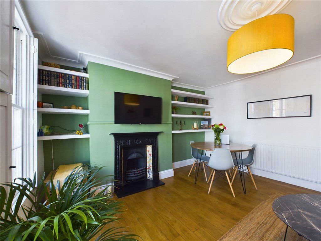 2 bed flat for sale in Balls Pond Road, London N1, £650,000
