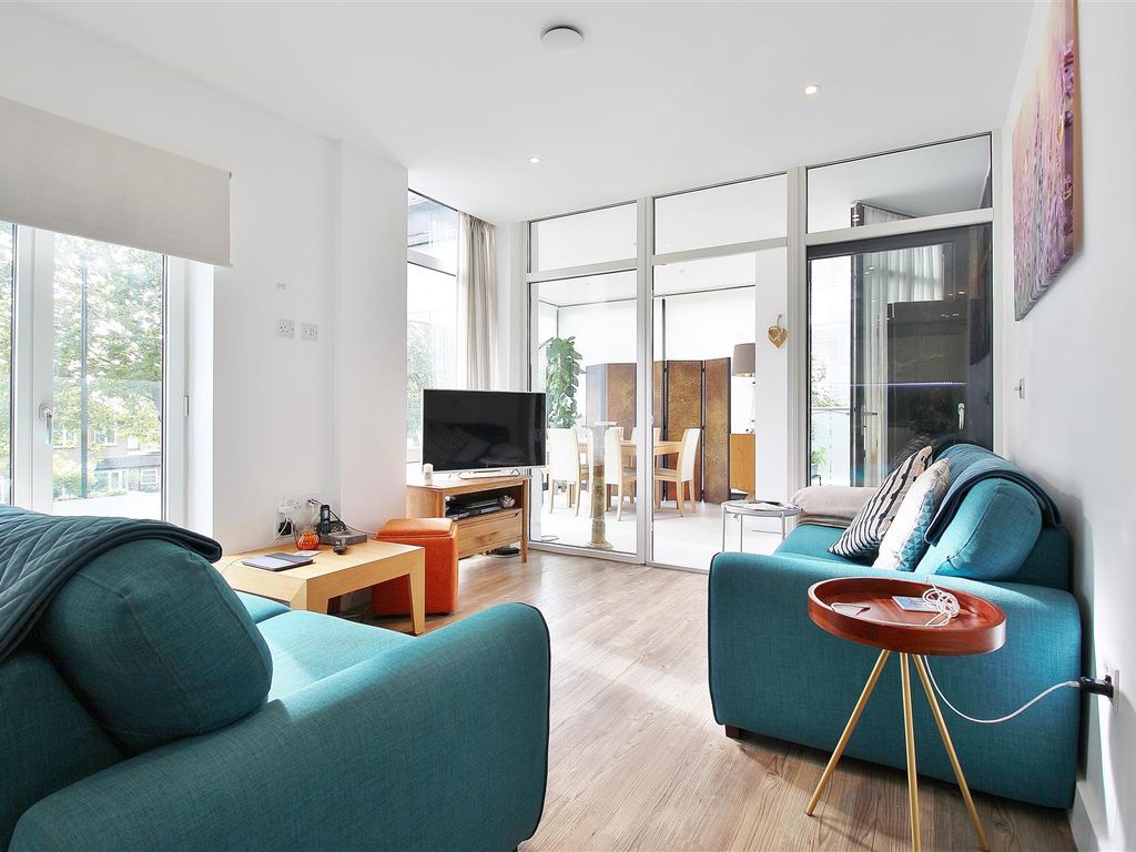 2 bed flat for sale in Colmore House, Frazer Nash Close, Isleworth TW7, £500,000