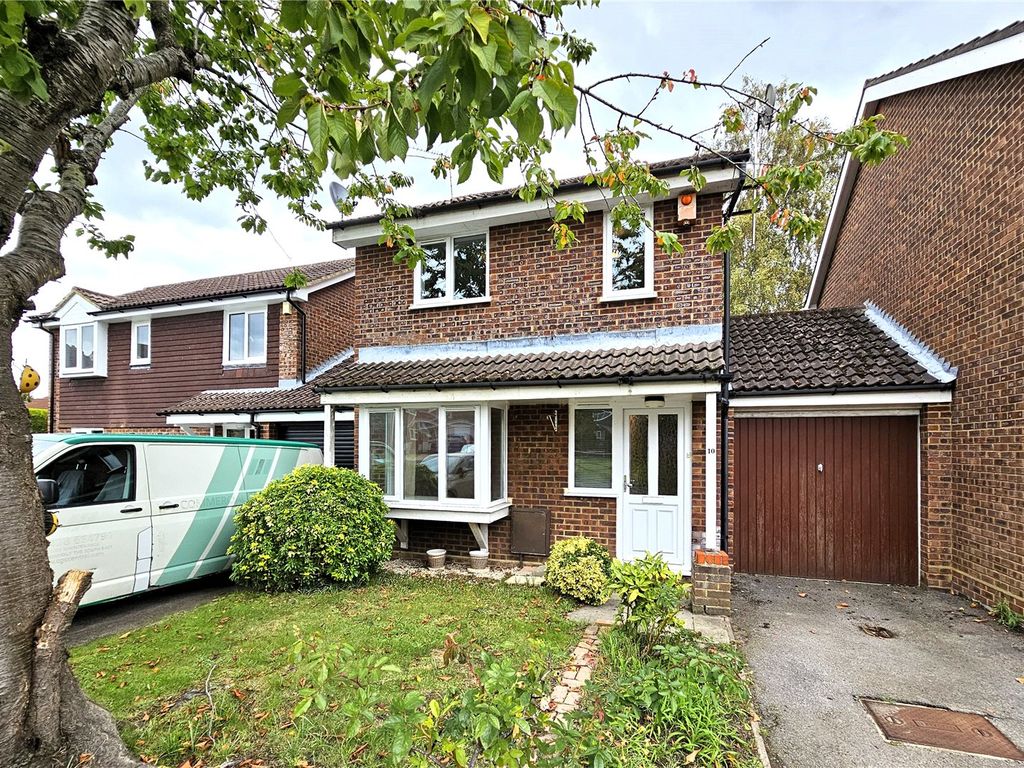 3 bed link-detached house for sale in Glamis Close, Frimley, Surrey GU16, £435,000