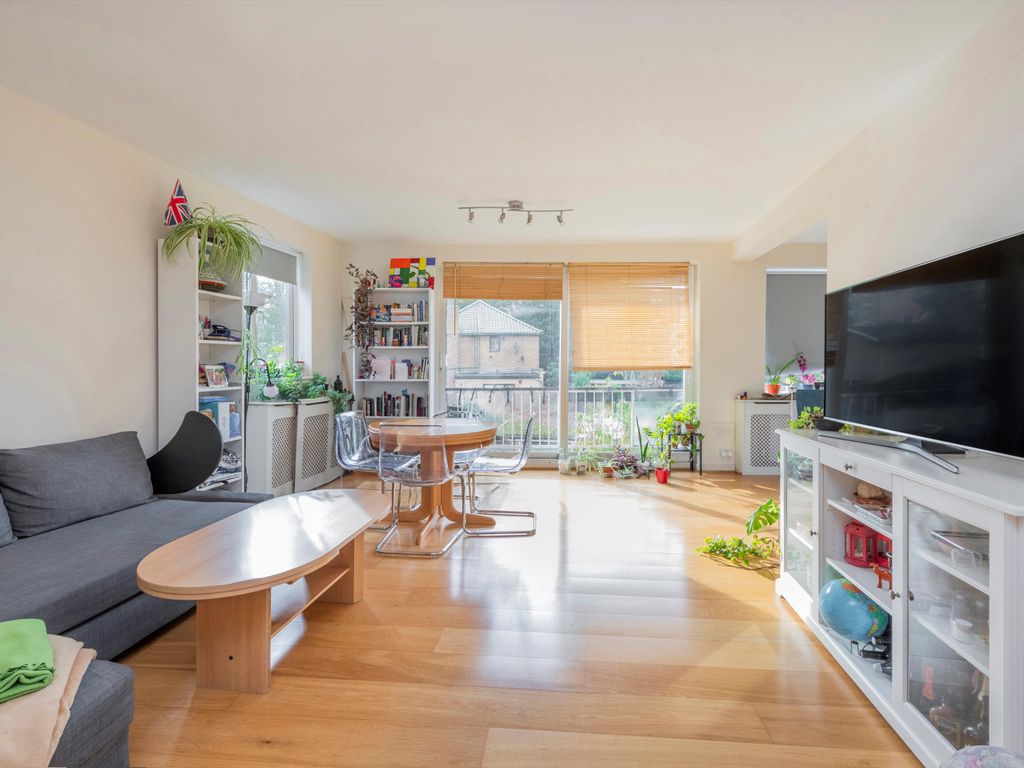 2 bed flat for sale in Parkhill Road, London NW3, £800,000