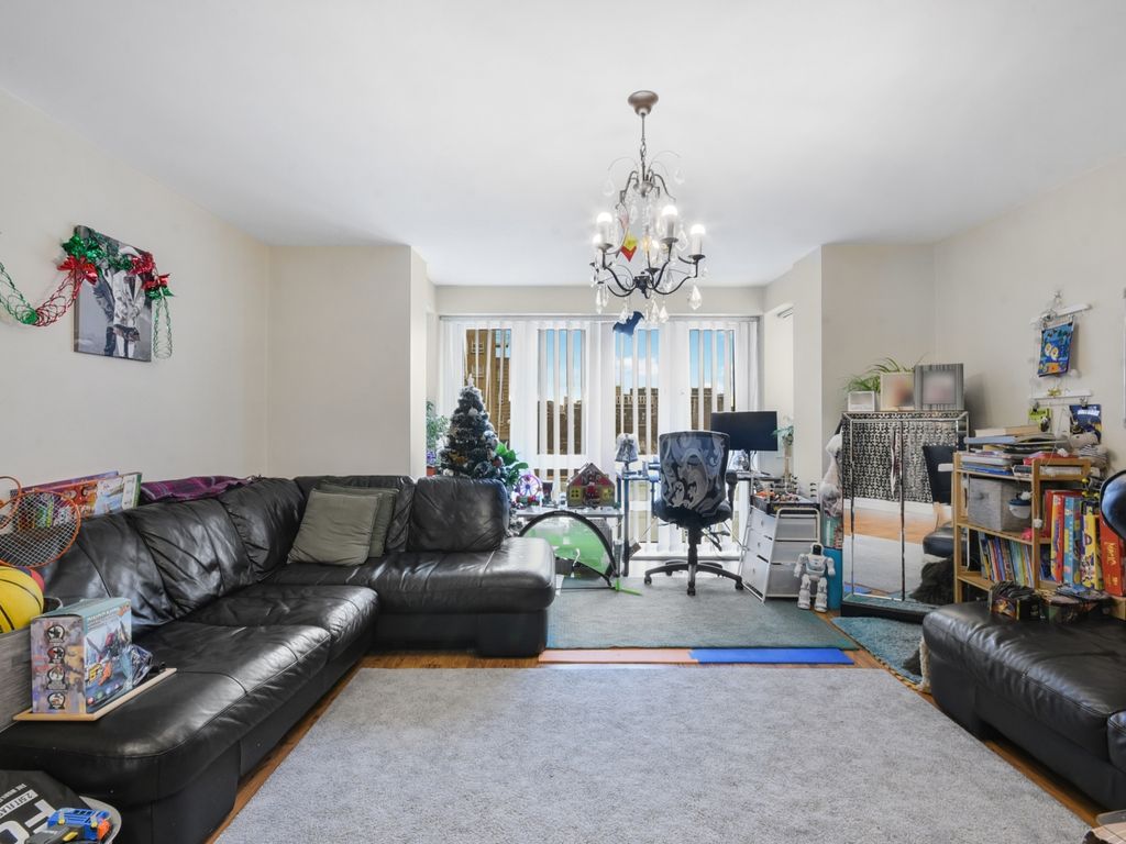 2 bed flat for sale in St David's Square, Isle Of Dogs E14, £550,000