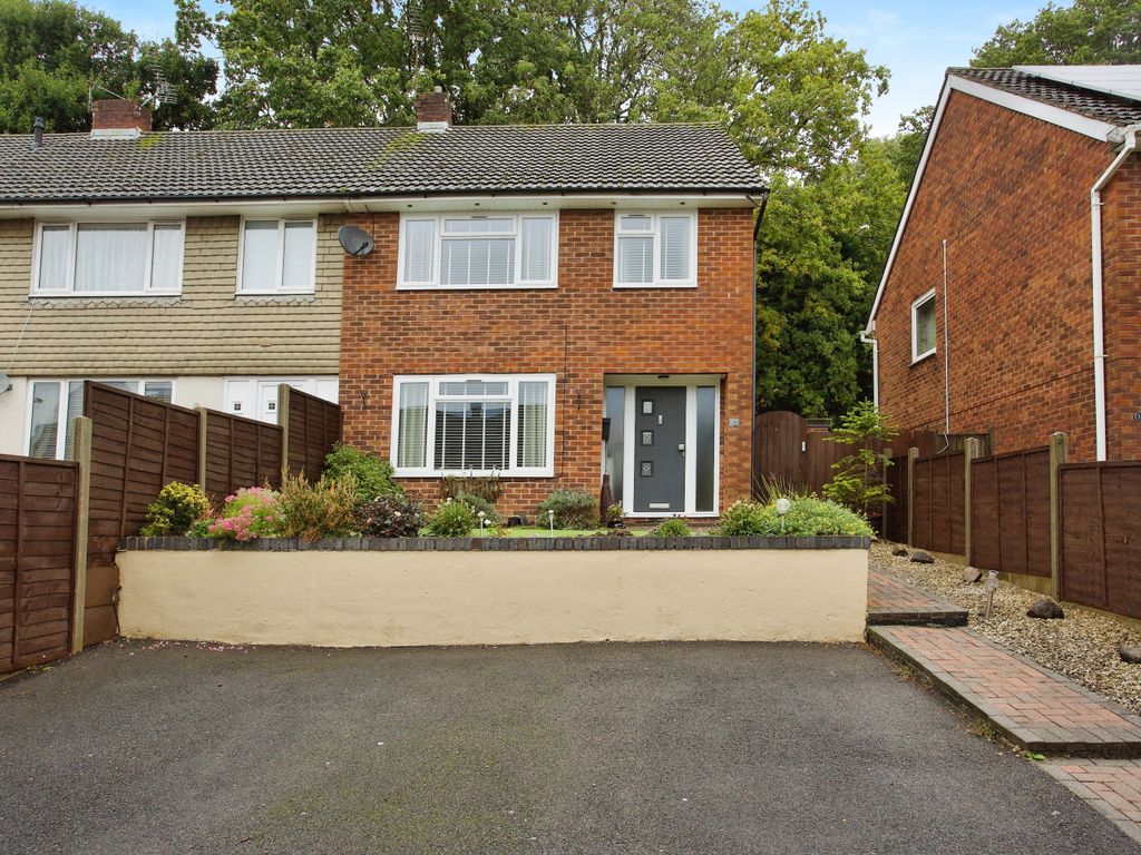 3 bed end terrace house for sale in Steele Close, Chandler