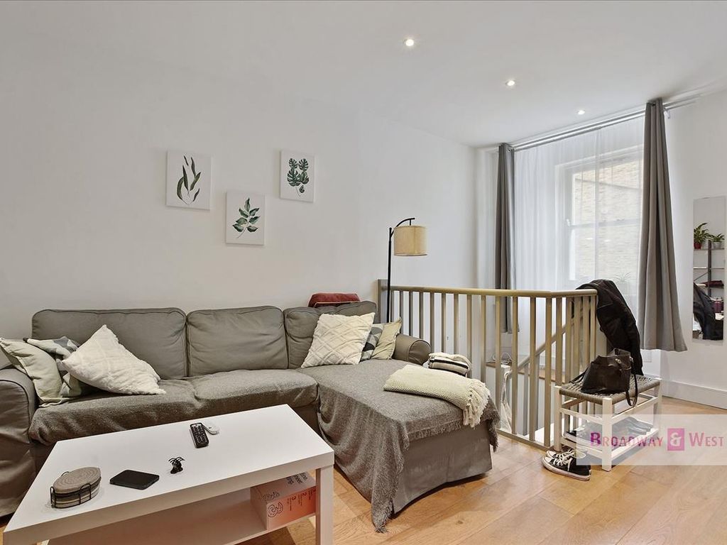 1 bed flat for sale in Greyhound Road, Hammersmith, London W6, £450,000