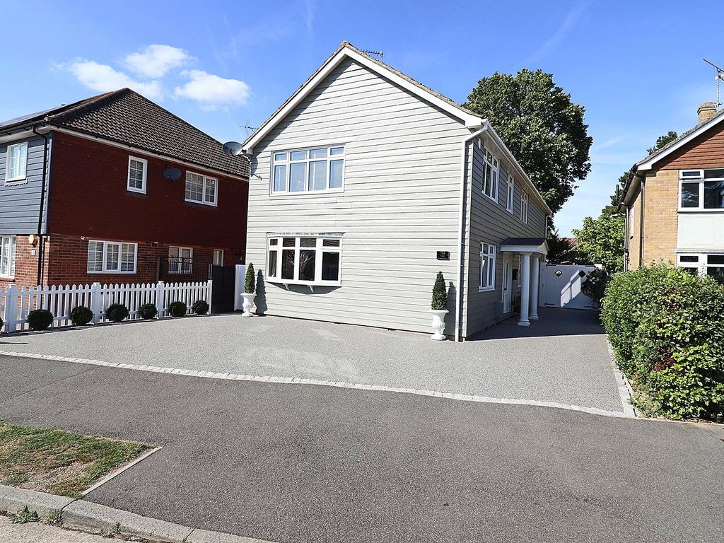 5 bed detached house for sale in Long Brandocks, Writtle CM1, £865,000