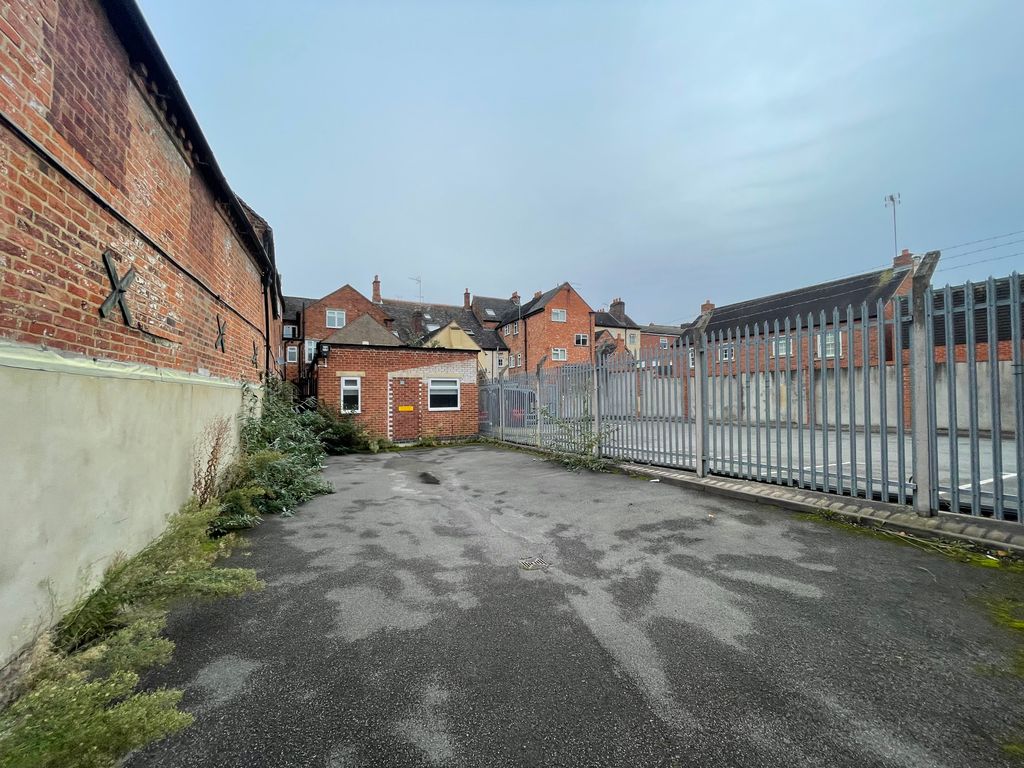 Retail premises to let in Long Street, Atherstone CV9, £22,000 pa