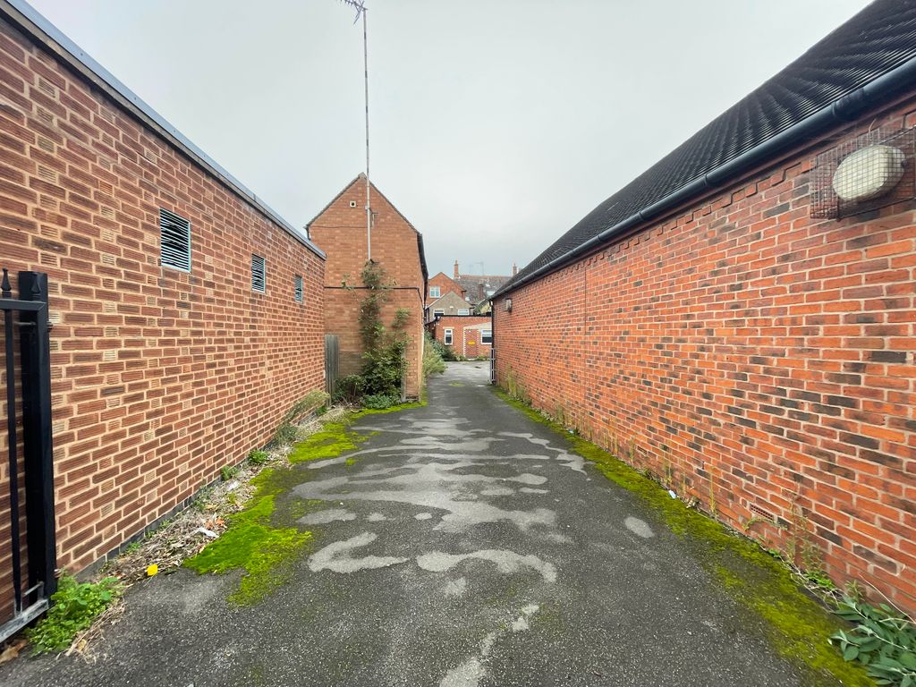 Retail premises to let in Long Street, Atherstone CV9, £22,000 pa