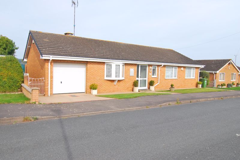 3 bed detached bungalow for sale in Byfords Road, Huntley, Gloucester GL19, £495,000