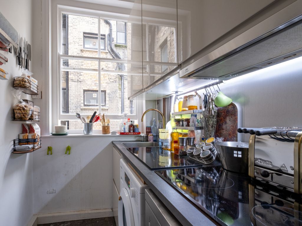 2 bed flat for sale in Fordham Court, London W8, £895,000
