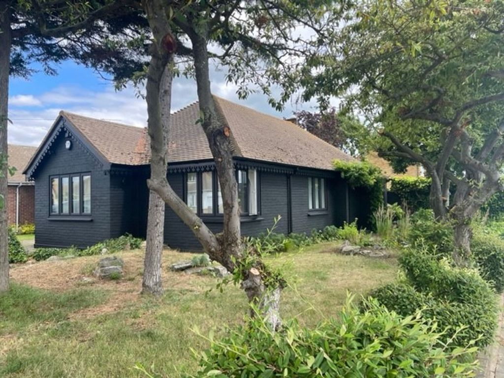 3 bed detached bungalow for sale in Marcus Avenue, Thorpe Bay SS1, £675,000