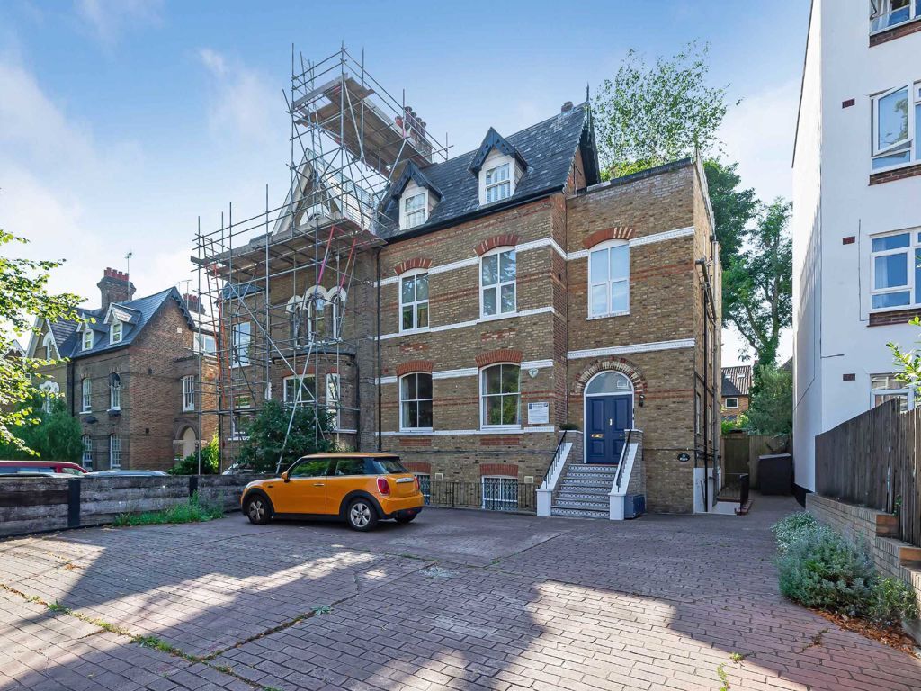 3 bed flat for sale in Archway Road, London N6, £825,000