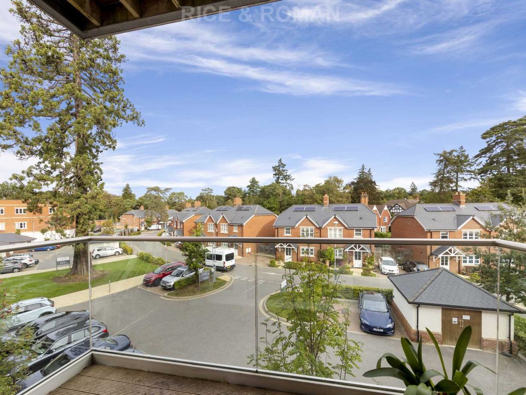 2 bed flat for sale in Rise Road, Ascot SL5, £550,000