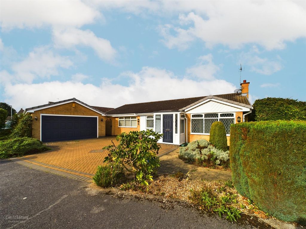 3 bed detached bungalow for sale in Beaumaris Drive, Gedling, Nottingham NG4, £375,000