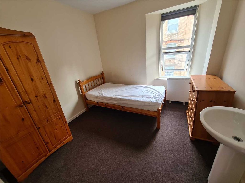 Room to rent in Market Street, Torquay TQ1, £430 pcm