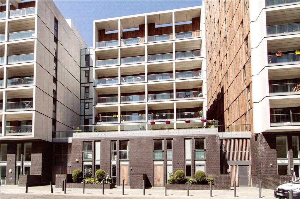 2 bed flat for sale in Roseberry Place, London E8, £625,000