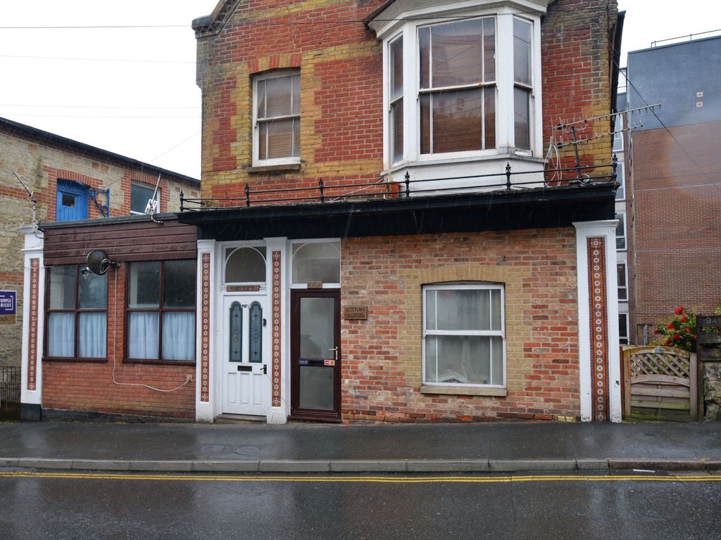 1 bed flat to rent in Victoria Street, Ventnor PO38, £595 pcm