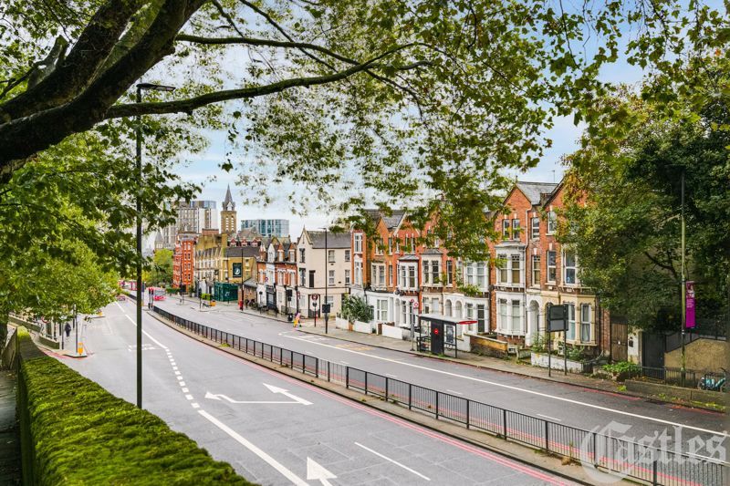2 bed flat for sale in Archway Road, London N19, £340,000