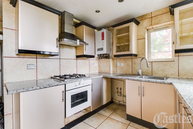 2 bed flat for sale in Archway Road, London N19, £340,000