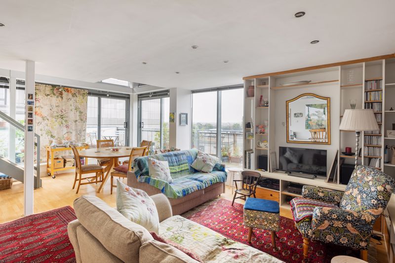 2 bed flat for sale in Balham Hill, London SW12, £900,000