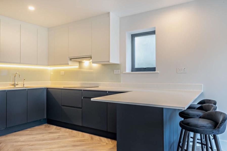 2 bed flat to rent in Bury Street, Ruislip HA4, £1,950 pcm