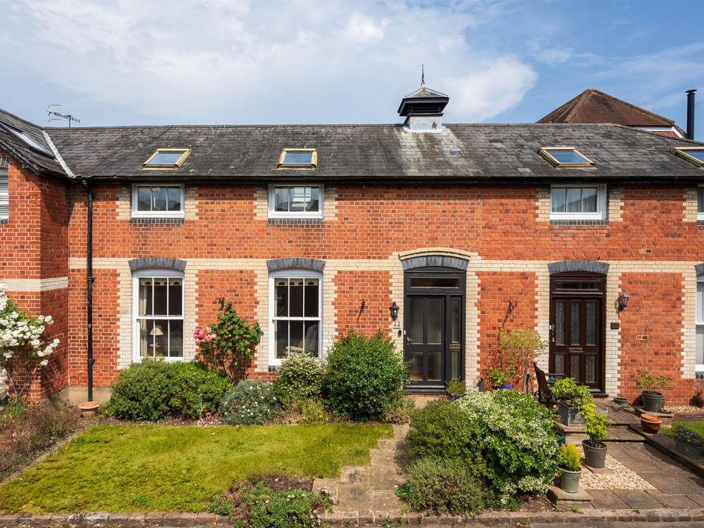 2 bed mews house for sale in Friday Street, Henley-On-Thames RG9, £735,000