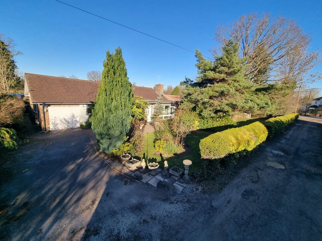 4 bed bungalow for sale in Smallfield, Horley RH6, £550,000